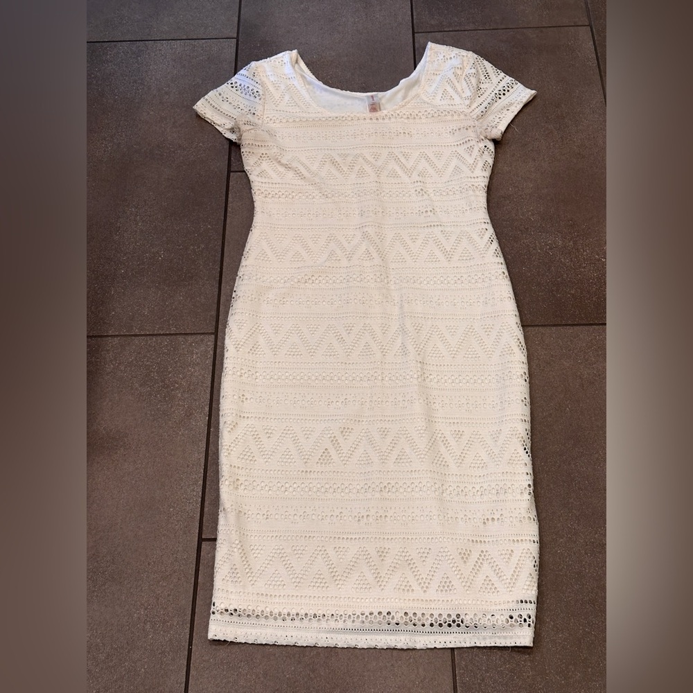 2/$10 or 3/$12 ❤️  Off White Short Sleeve Sheath Dress Patterned Mesh Size 3/5